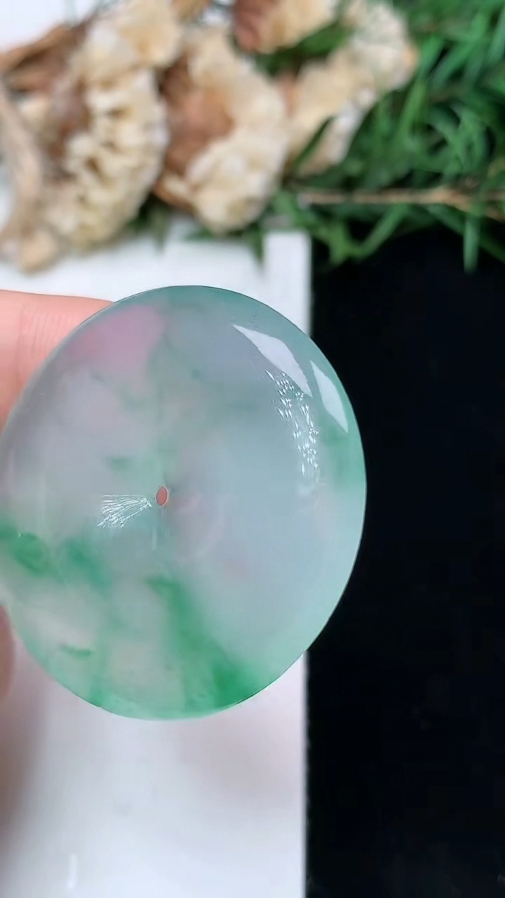 天然A货翡翠平安扣吊坠，尺寸33.9-6，重量:14.17g
4月15日