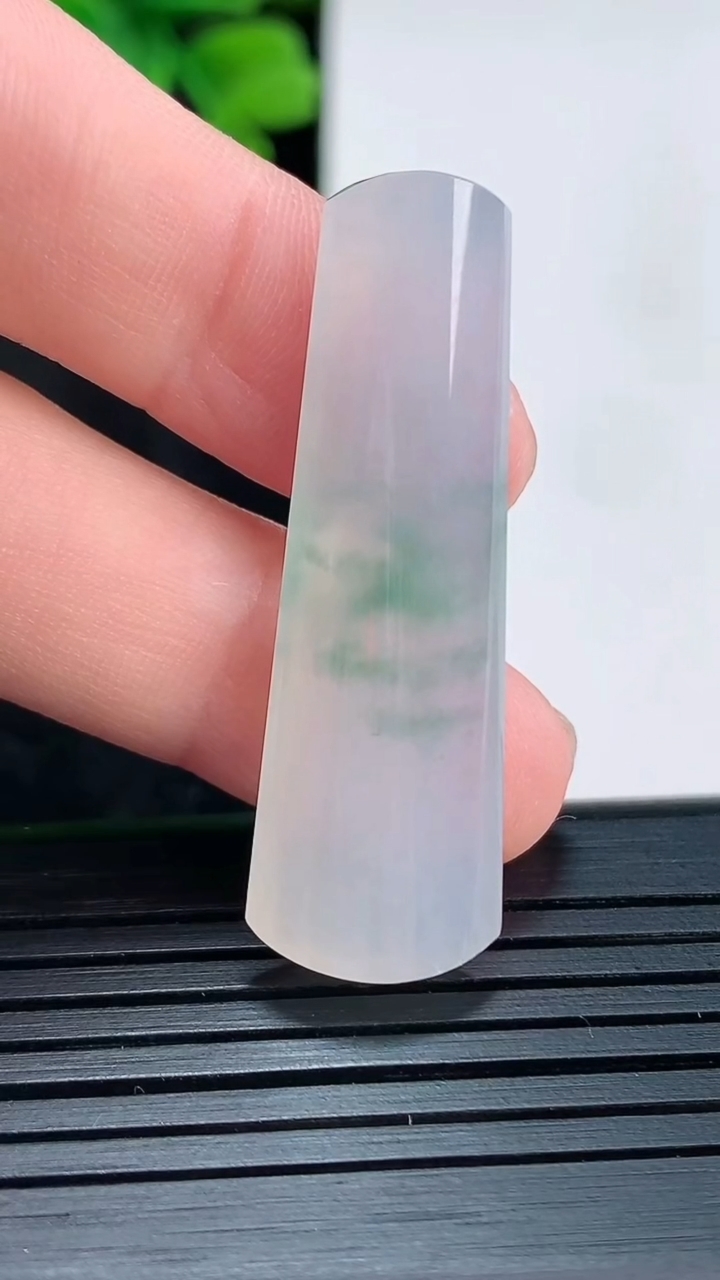 天然A货翡翠飘花无事牌镶嵌件尺寸39.4-12.8-5重量:5.22g
4月15日