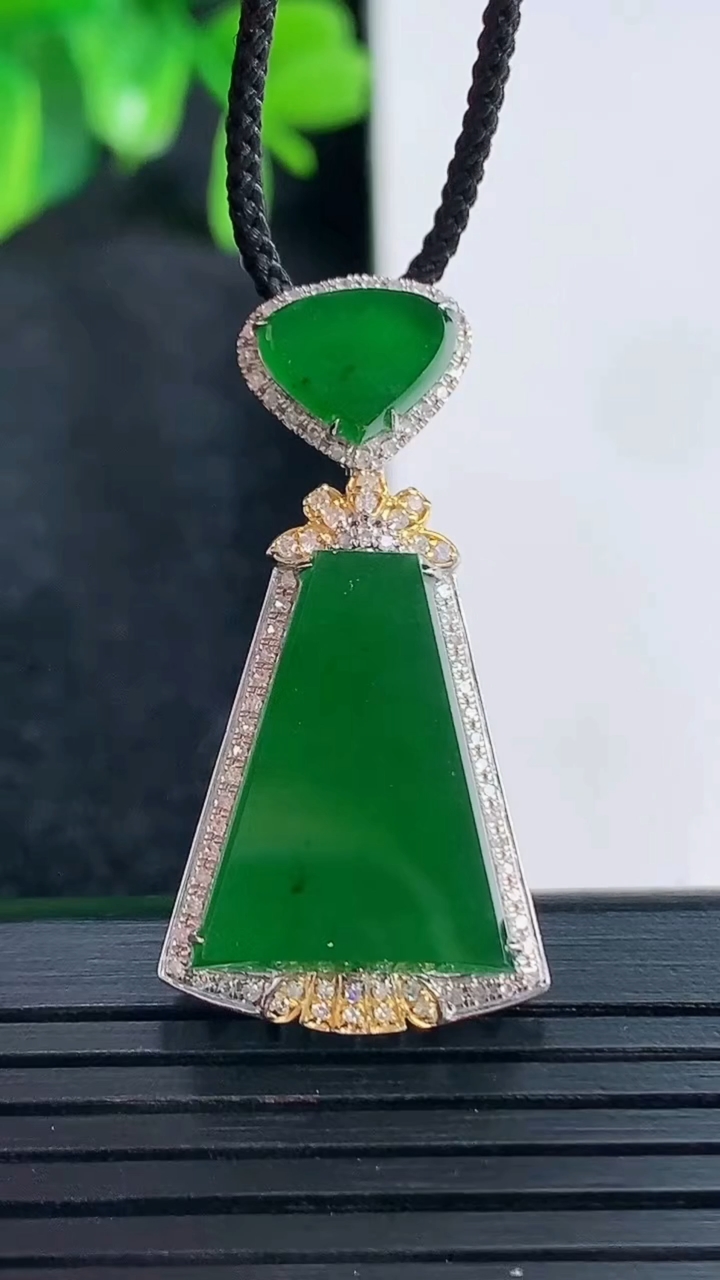 天然A货翡翠无事牌吊坠尺寸33.8-17.2-6.6裸石18.5-14.5重量:3.79g
4月15