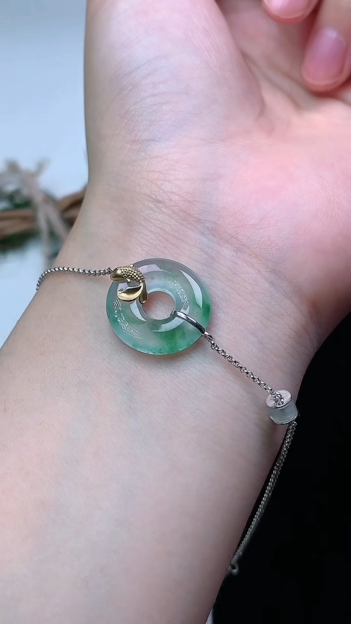 天然A货翡翠平安环手链，尺寸16.8-2.8，重量:3.03g
4月15日