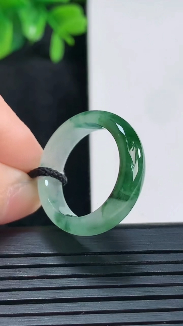 天然A货翡翠飘花指环戒指尺寸18.1-5.7-3重量:3.58g2026年4月15日
工厂直销收藏佳品,种好水足，色泽均匀，有种有色，上手高大气！