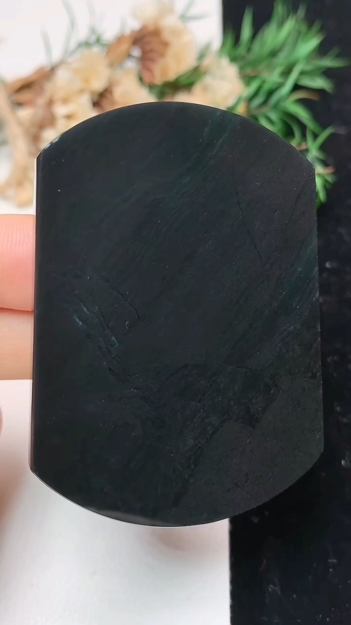 天然A货翡翠墨翠无事牌镶嵌件，尺寸58.3-42.3-4.8，重量:35.00g
4月15日