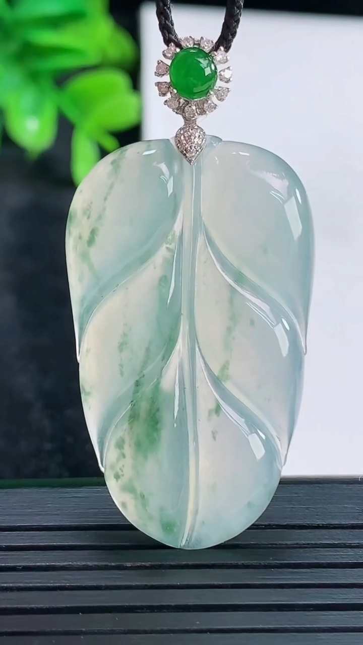 天然A货翡翠18K金飘花金枝玉叶 叶子吊坠尺寸48.5-24.3-4.5重量:9.87g
4月15日