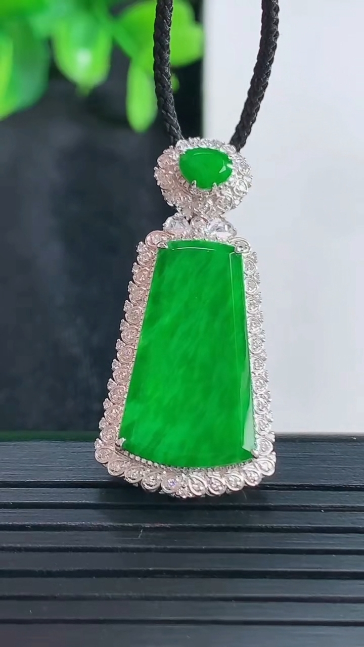 天然A货翡翠无事牌吊坠尺寸34.1-16.2-8.3裸石20.8-12.4重量:4.43g
4月15