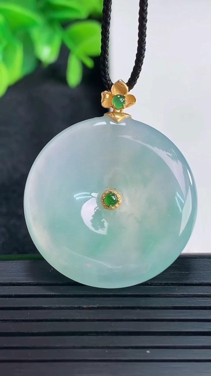 天然A货翡翠18K金飘花平安扣吊坠尺寸37.5-30.4-5.6重量:12.14g
4月15日