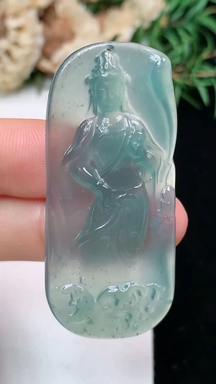 天然A货翡翠蓝水观音菩萨吊坠，尺寸48.8-21.9-3.5，重量:9.28g
4月15日