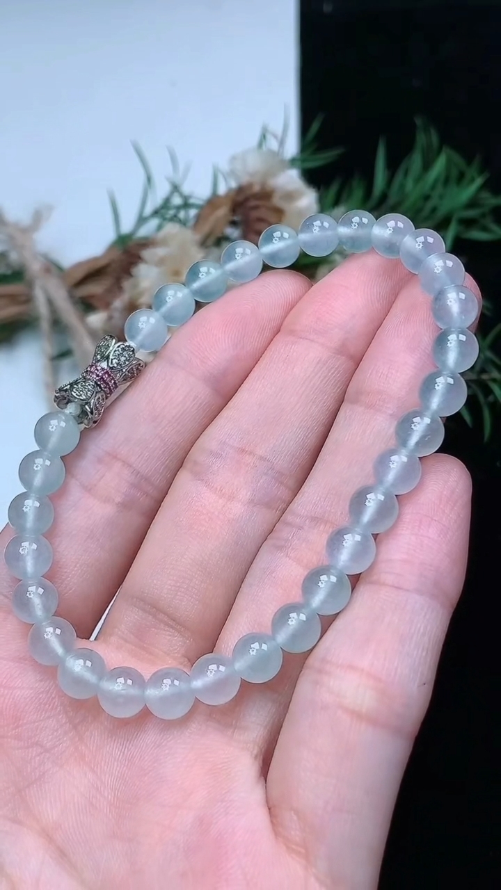天然A货翡翠白冰圆珠手串，尺寸5.8-30颗，重量:12.36g4月15日
工厂直销收藏佳品,种好水足，色泽均匀，有种有色，上手高大气！