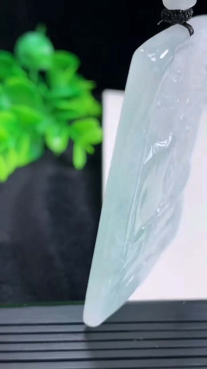 天然A货翡翠虚空藏菩萨吊坠尺寸68-42.2-5.8重量:45.05g
4月15日