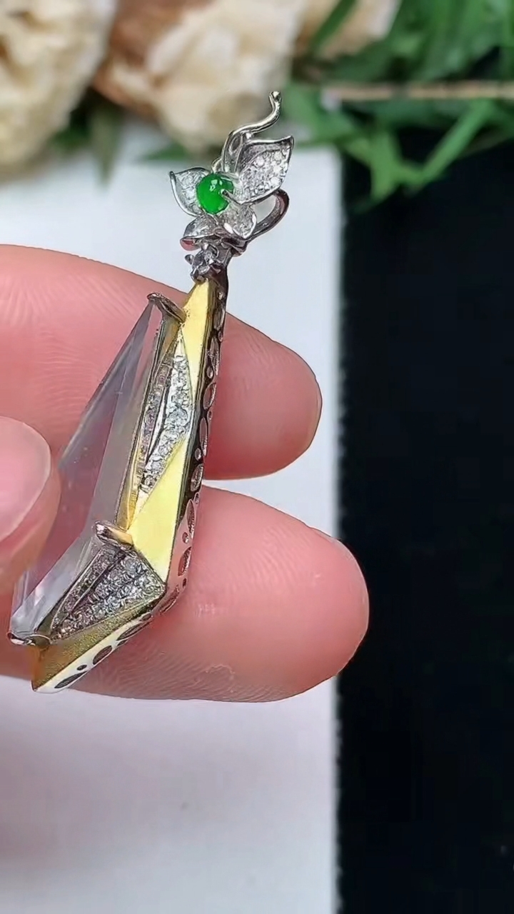 天然A货翡翠白冰随形吊坠，尺寸37-11.8-6.4，裸石20.8-5，重量:1.90g
4月15日