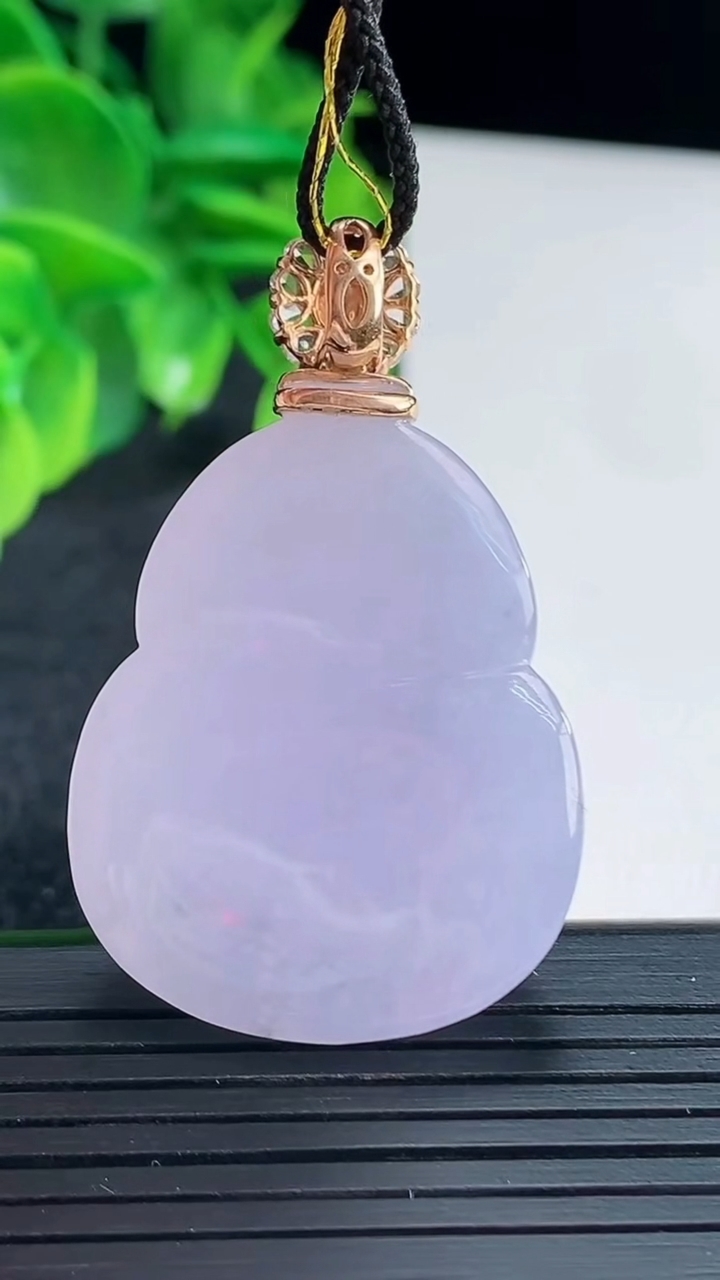 天然A货翡翠18K金紫罗兰葫芦吊坠尺寸45.5-27.9-11.3重量:22.49g
4月15日