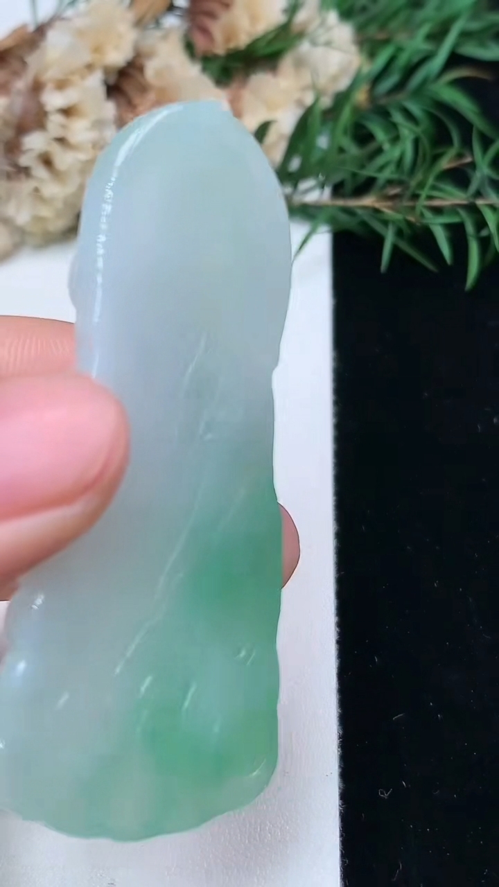 天然A货翡翠虚空藏观音菩萨吊坠，尺寸61.5-26.6-5.8，重量:18.96g
4月15日