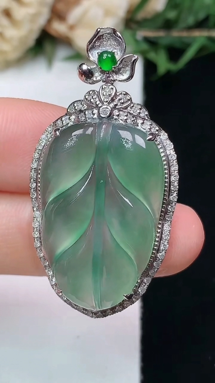 天然A货翡翠金枝玉叶 叶子吊坠，尺寸39.9-20.5-8，裸石25.5-16.7，重量:5.23g
4月15日