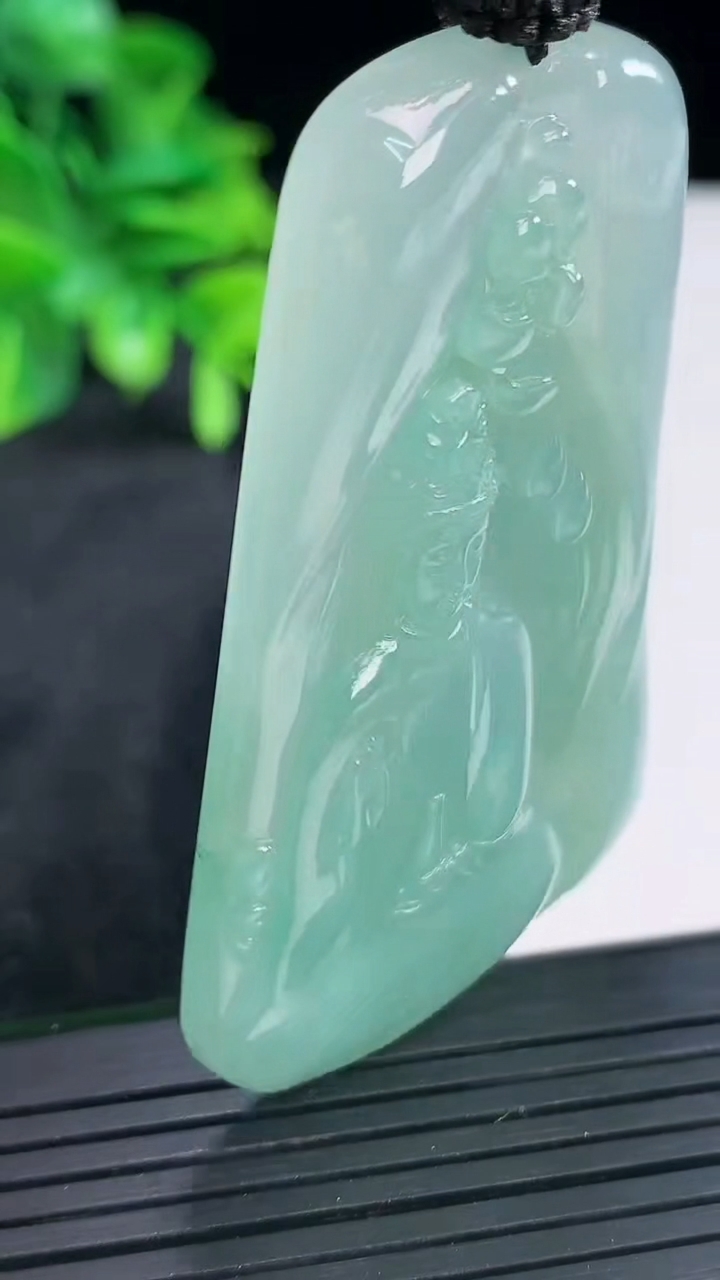 天然A货翡翠观音菩萨吊坠尺寸60.4-38.2-5.7重量:34.58g
4月15日