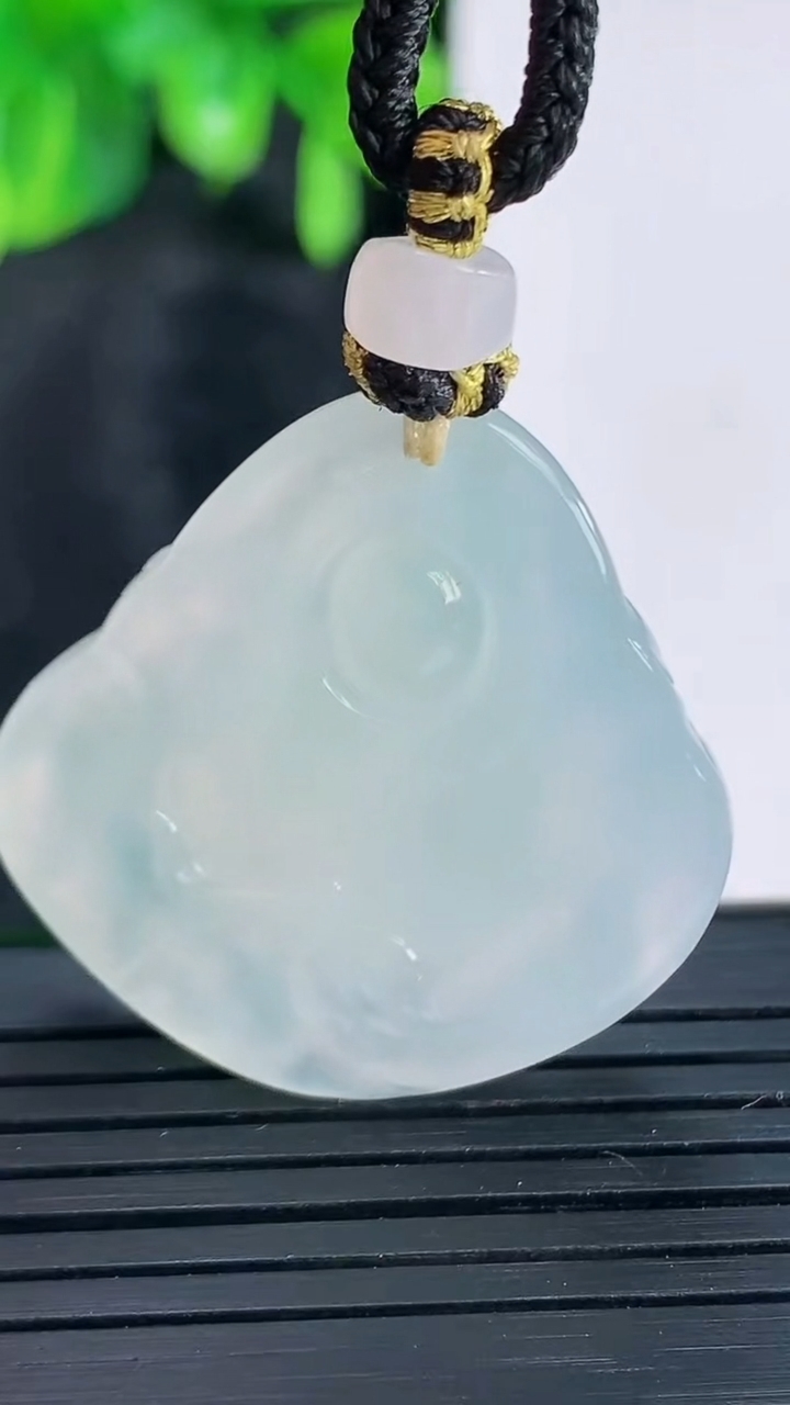 天然A货翡翠逍遥佛吊坠尺寸30.8-31.7-8.9重量:17.00g
4月15日