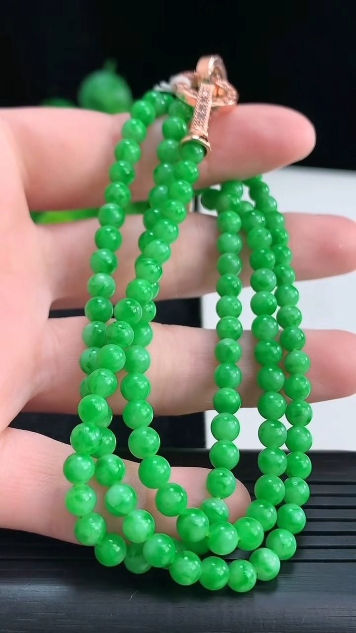 天然A货翡翠圆珠项链尺寸4.4-128颗重量:21.78g
4月15日
