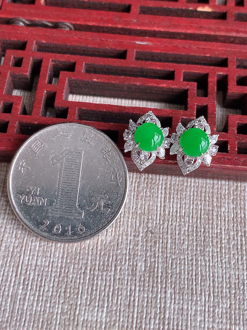 天然A货翡翠18K金伴钻镶嵌阳绿蛋面耳钉 
尺寸5.5mm 重量2.18g 0414