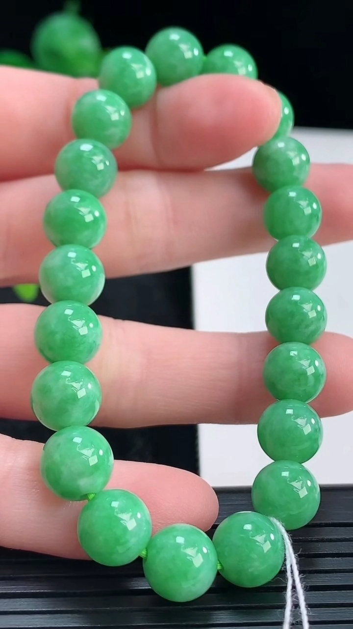 天然A货翡翠圆珠手串尺寸8.5-21颗重量:23.72g4月15日
工厂直销收藏佳品,种好水足，色泽均匀，有种有色，上手高大气！