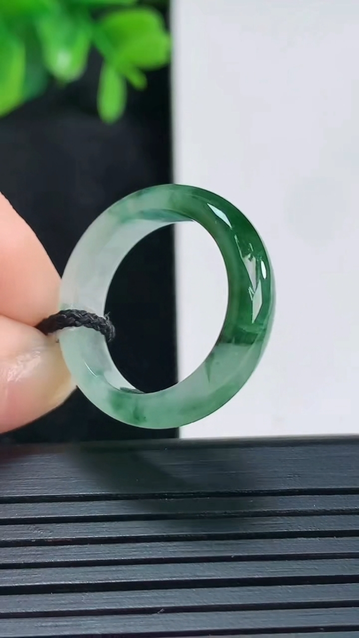 天然A货翡翠飘花指环戒指尺寸18.1-5.7-3重量:3.58g2026年4月15日
工厂直销收藏佳品,种好水足，色泽均匀，有种有色，上手高大气！