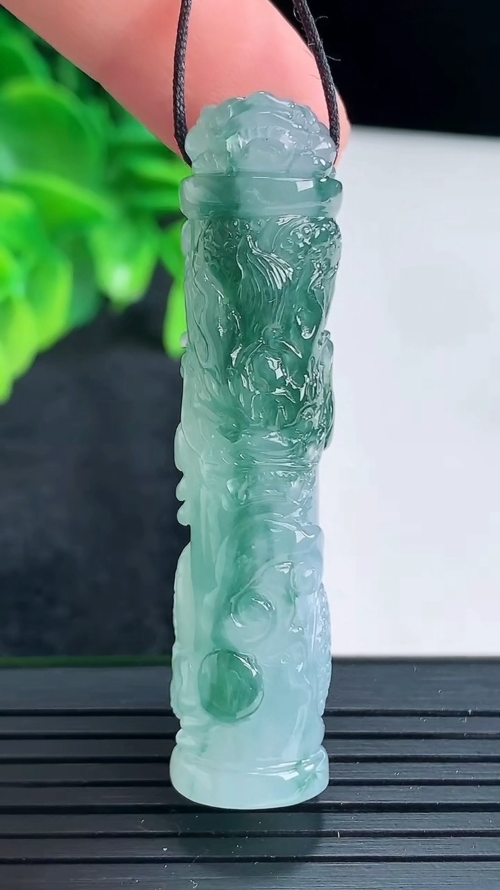 天然A货翡翠飘花龙柱吊坠尺寸53.1-11.5重量:18.25g
4月15日