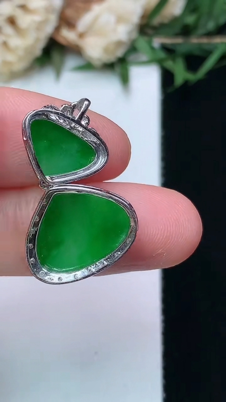 天然A货翡翠水滴吊坠，尺寸25-15.2-5，裸石10.7-13.5，重量:2.28g
4月15日，重量:2.28g