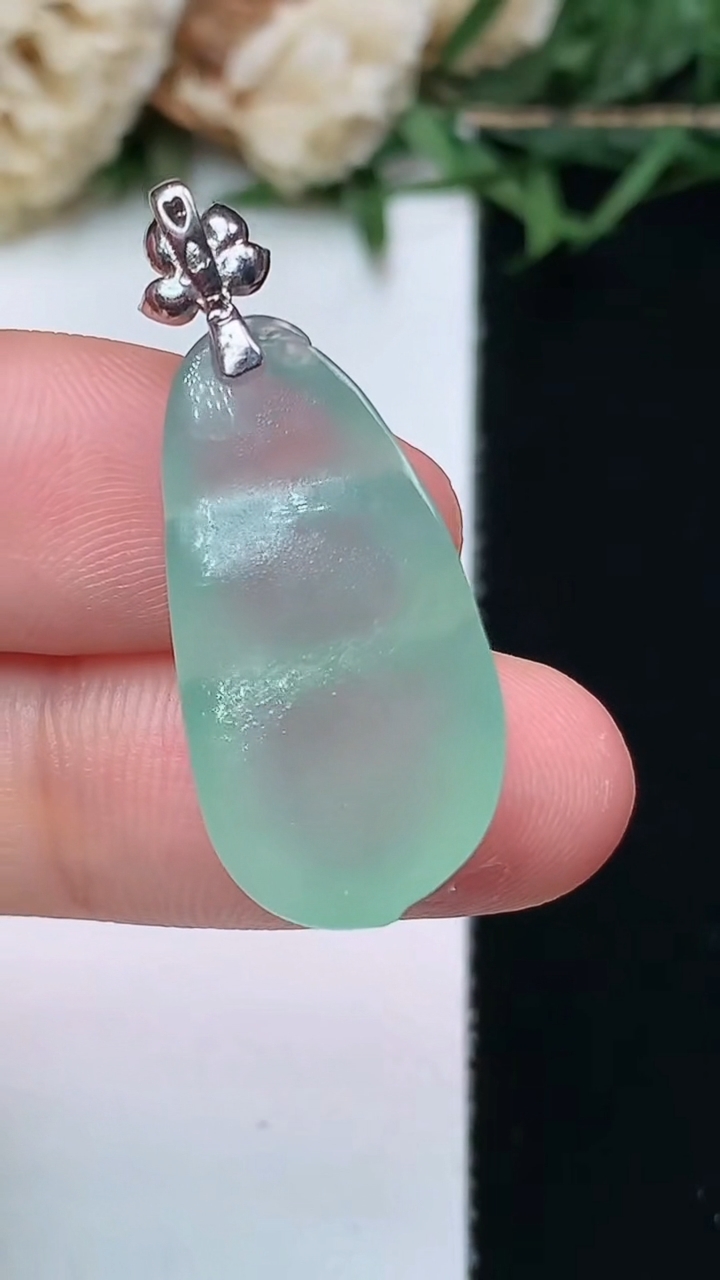 天然A货翡翠福豆吊坠，尺寸24.4-12.2-5.9，重量:3.34g
4月15日