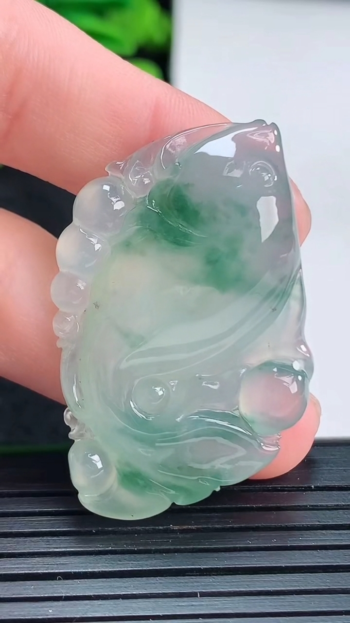 天然A货翡翠飘花年年有余吊坠尺寸41.1-25.1-9.2重量:13.19g
4月15日