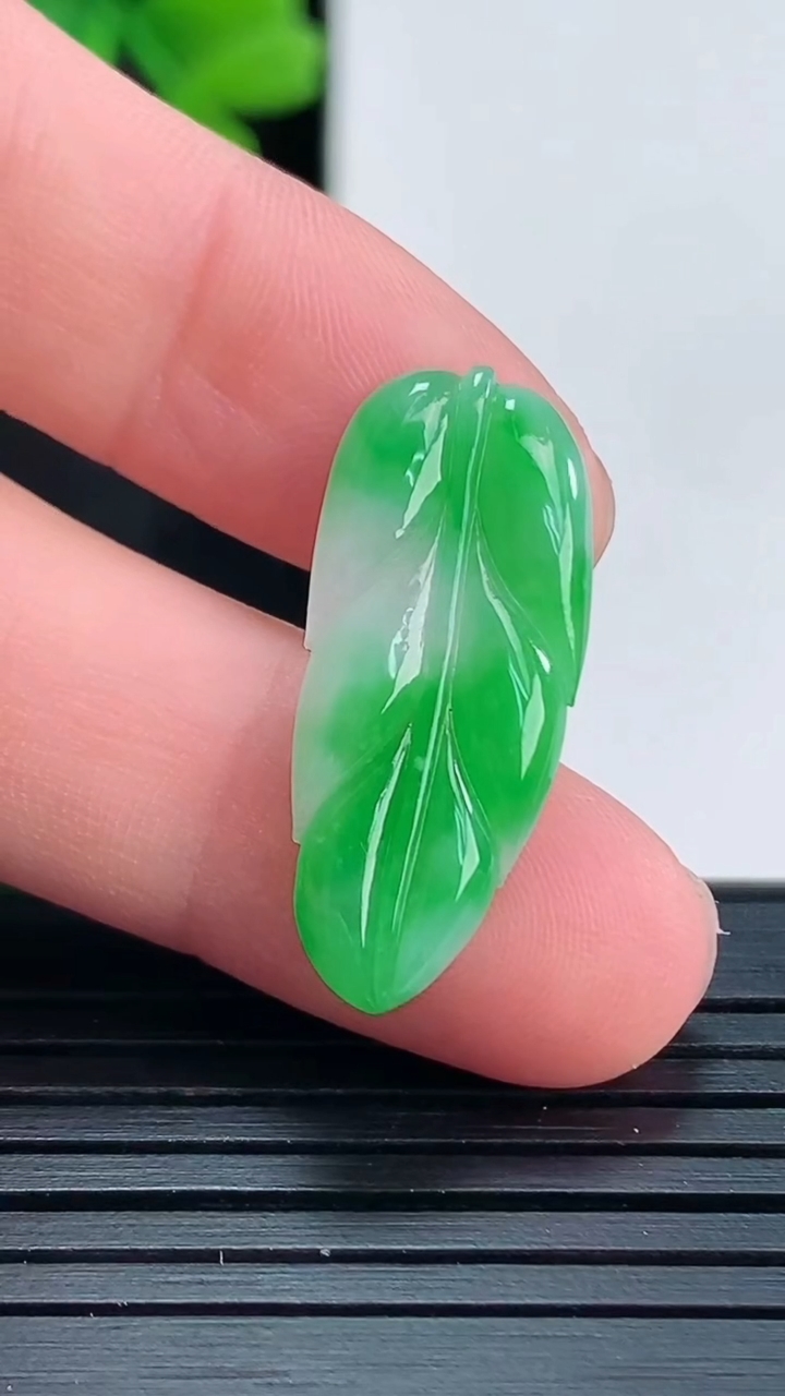 天然A货翡翠金枝玉叶 叶子吊坠尺寸25.4-10.8-2.2重量:1.20g
4月15日