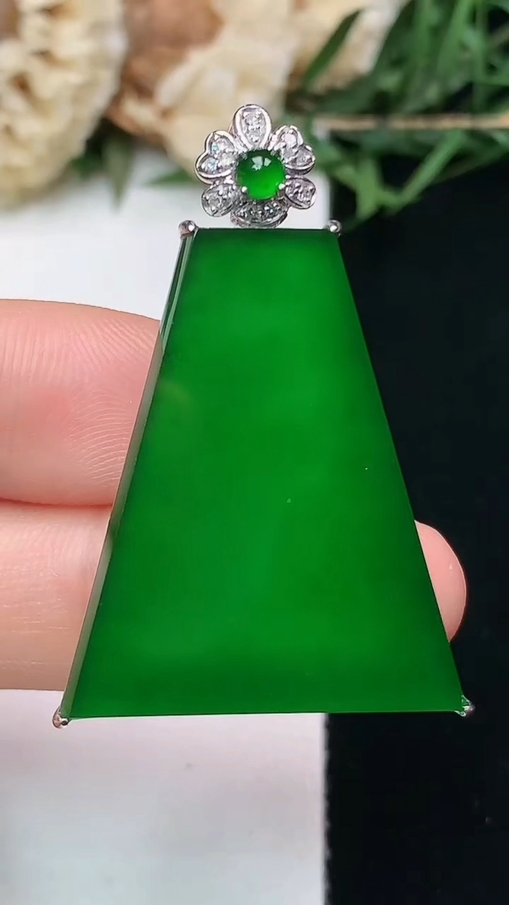 天然A货翡翠无事牌吊坠，尺寸29.3-22-6.9，重量:6.95g
4月15日