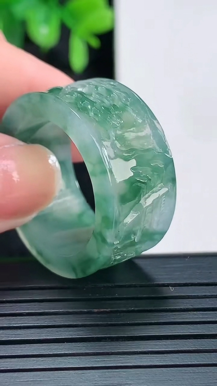 天然A货翡翠指环扳指尺寸21.3-12.5-3.7重量:11.25g2026年4月15日
工厂直销收