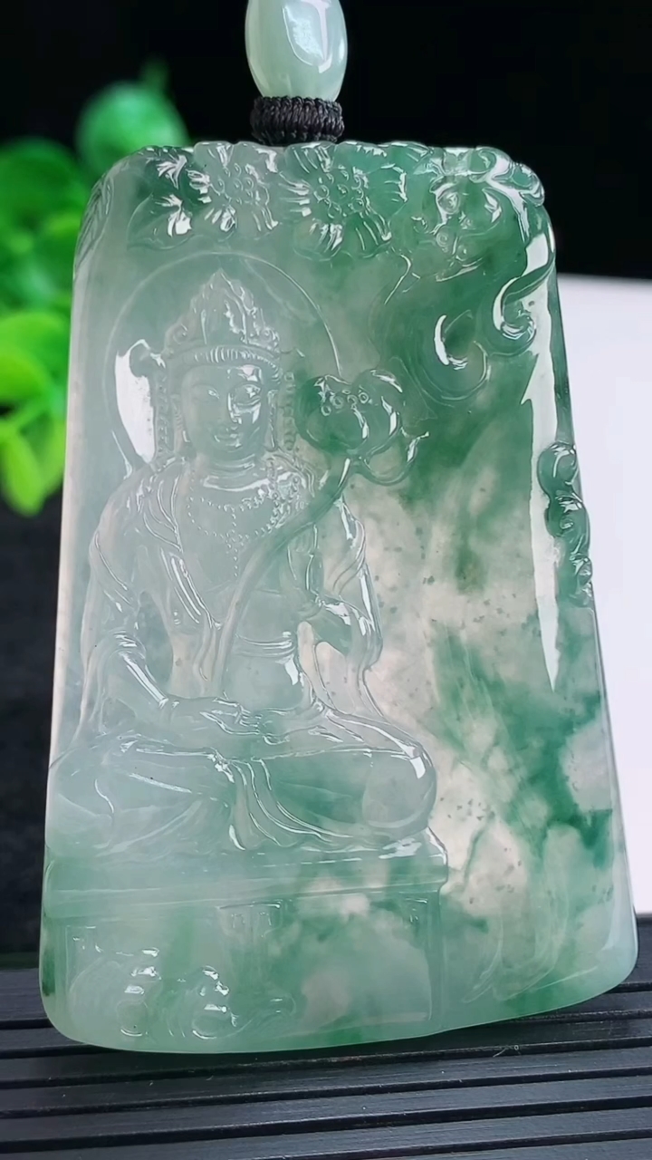 天然A货翡翠飘花大势至菩萨吊坠尺寸65-44.2-4.8重量:39.53g
4月15日