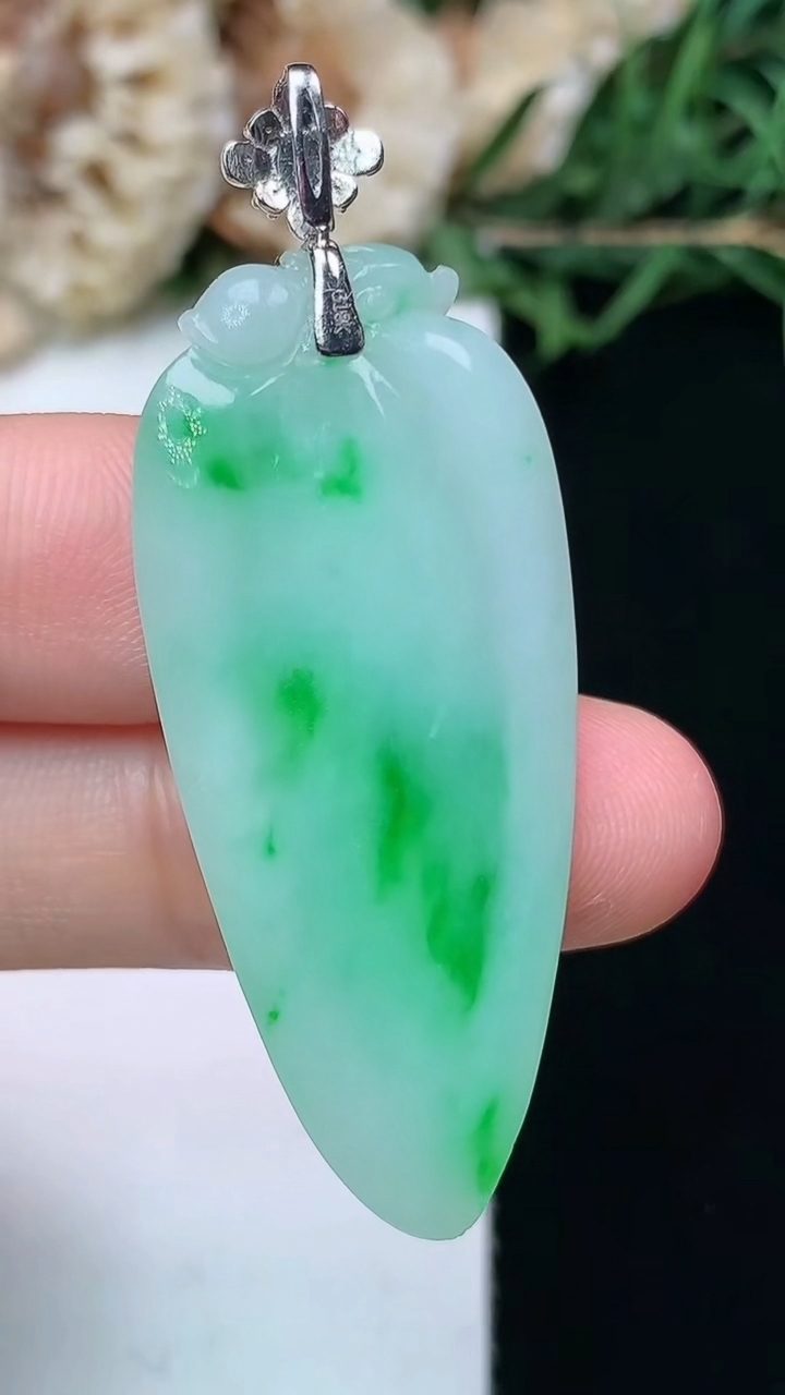 天然A货翡翠福瓜吊坠，尺寸41-18-5，重量:7.55g
4月15日
