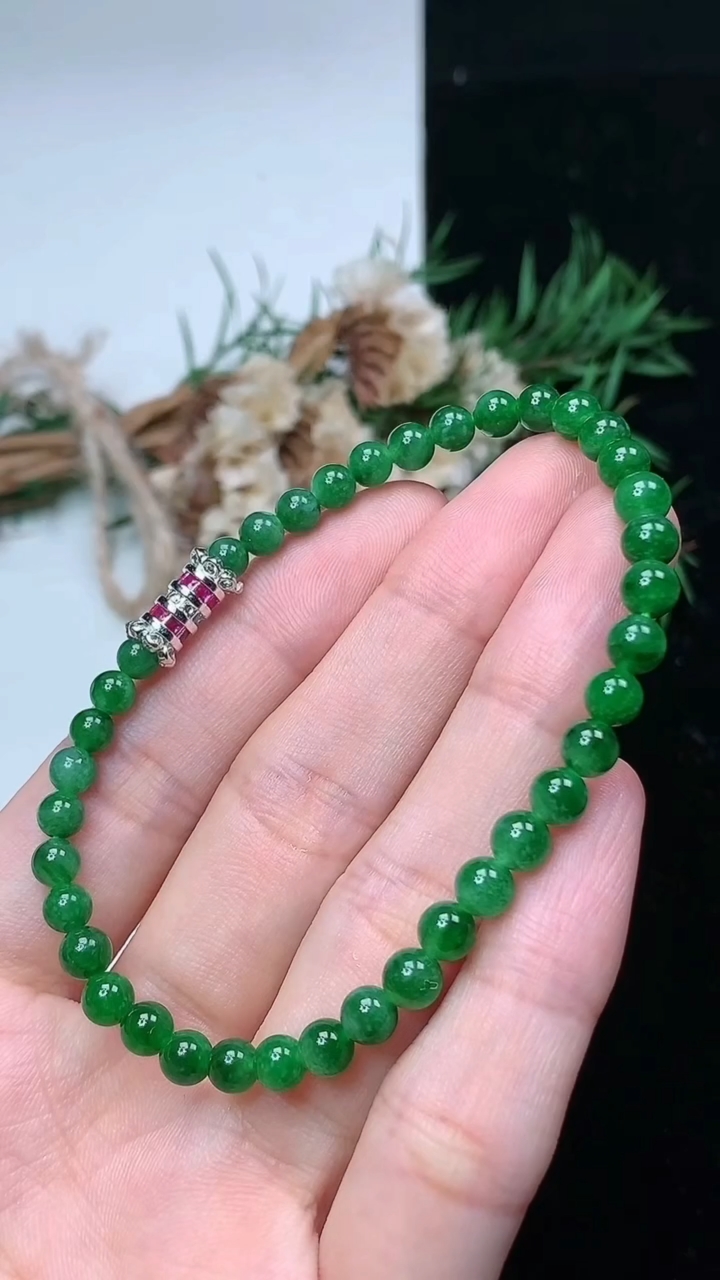 天然A货翡翠圆珠手串，尺寸4.9-38颗，重量:7.34g4月15日
工厂直销收藏佳品,种好水足，色泽均匀，有种有色，上手高大气！