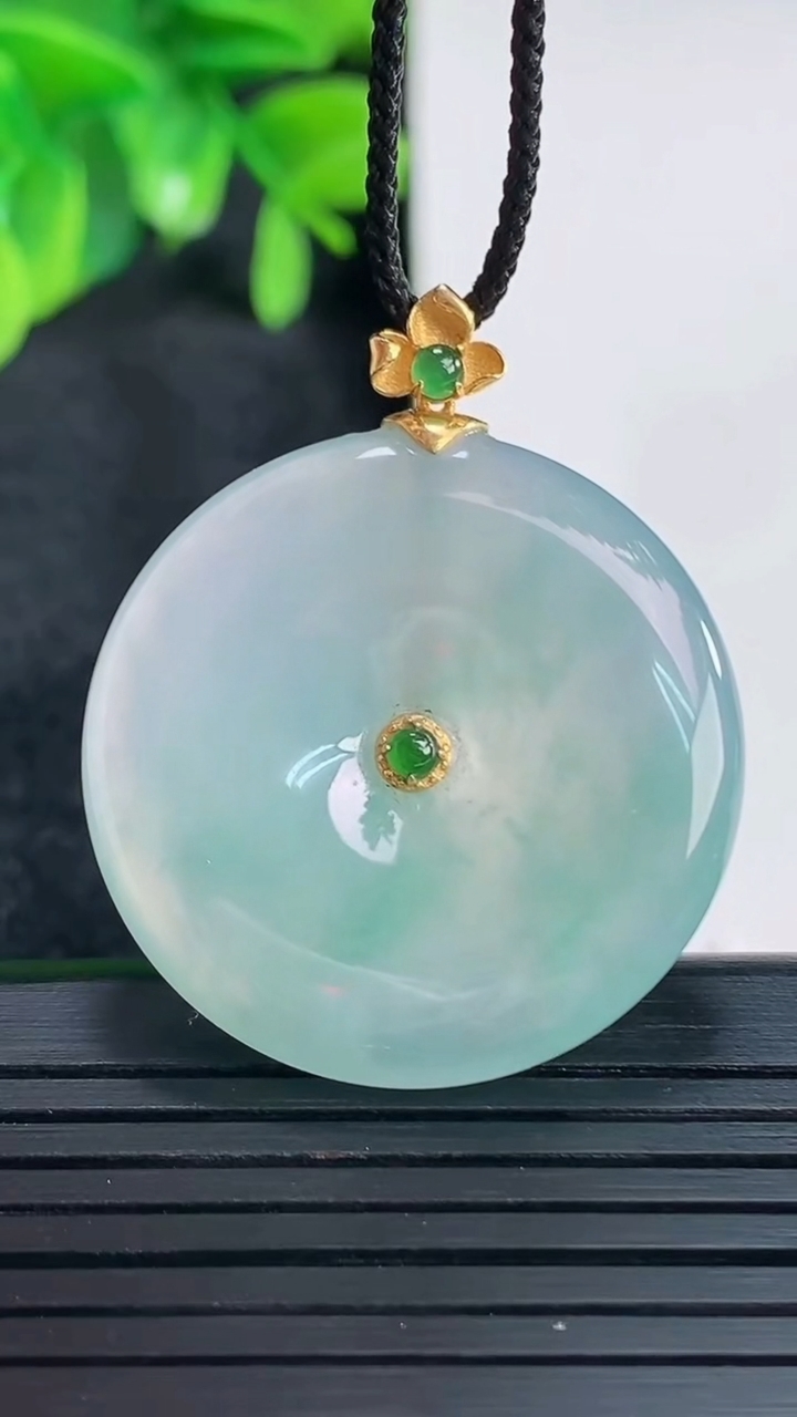 天然A货翡翠18K金飘花平安扣吊坠尺寸37.5-30.4-5.6重量:12.14g
4月15日