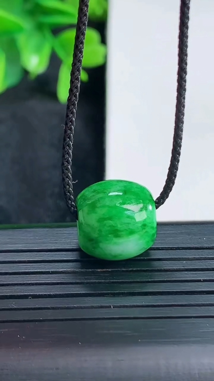 天然A货翡翠路路通吊坠尺寸12.7-13.6重量:3.60g
4月15日