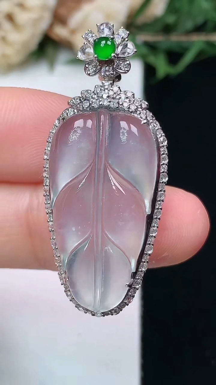 天然A货翡翠白冰金枝玉叶 叶子吊坠，尺寸38.6-16.6-8.6，重量:4.62g
4月15日