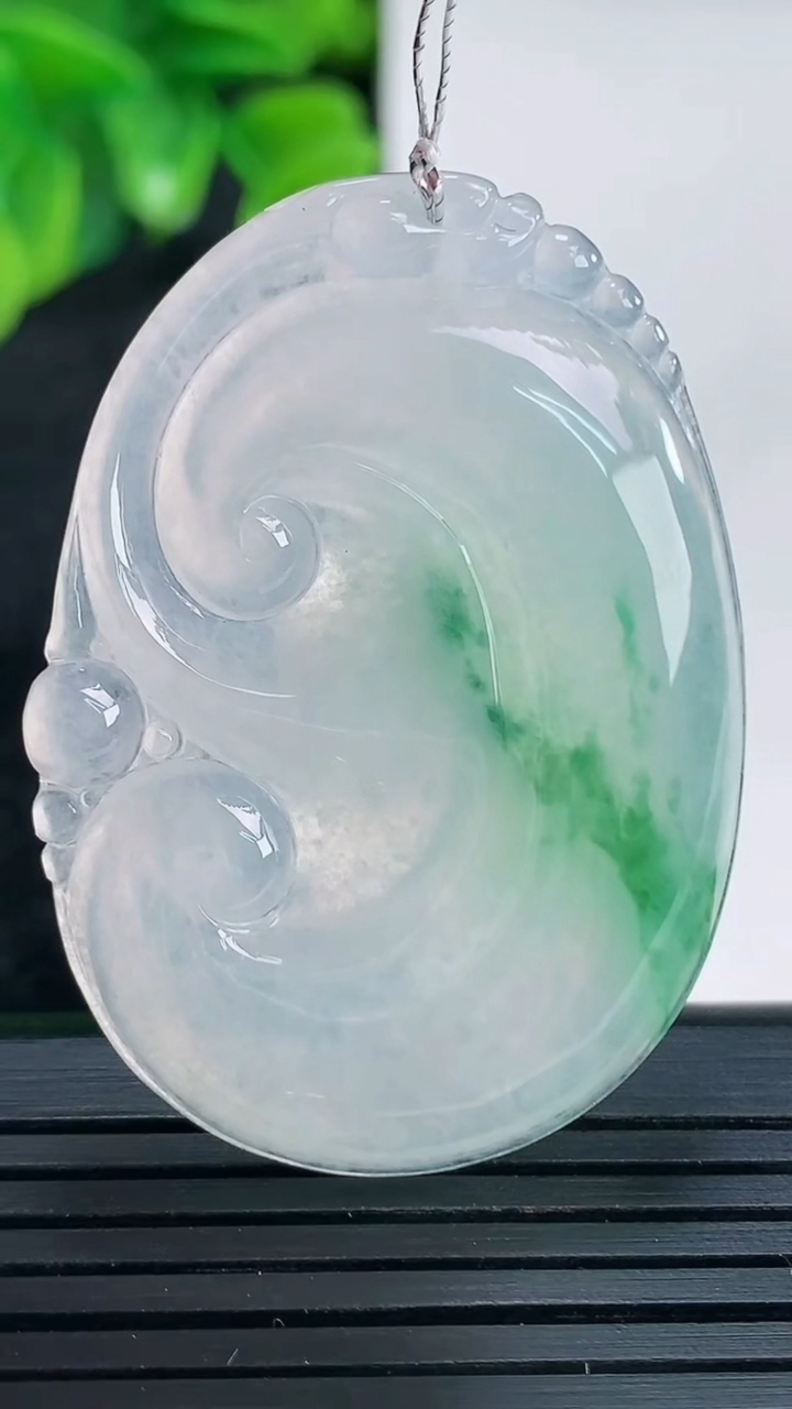 天然A货翡翠飘花如意吊坠尺寸44.4-32.4-5.4重量:15.83g
4月15日