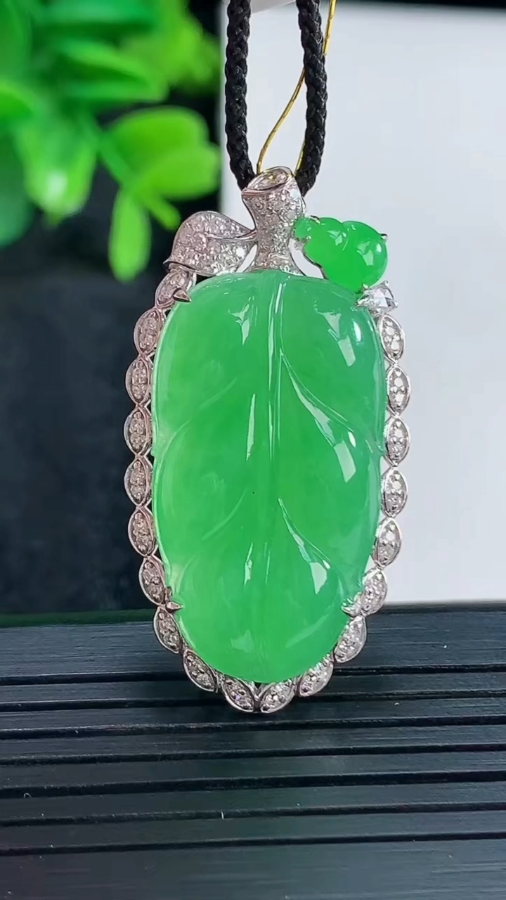 天然A货翡翠金枝玉叶 叶子吊坠尺寸38.4-20.1-8.5裸石28.5-16.2重量:7.96g
