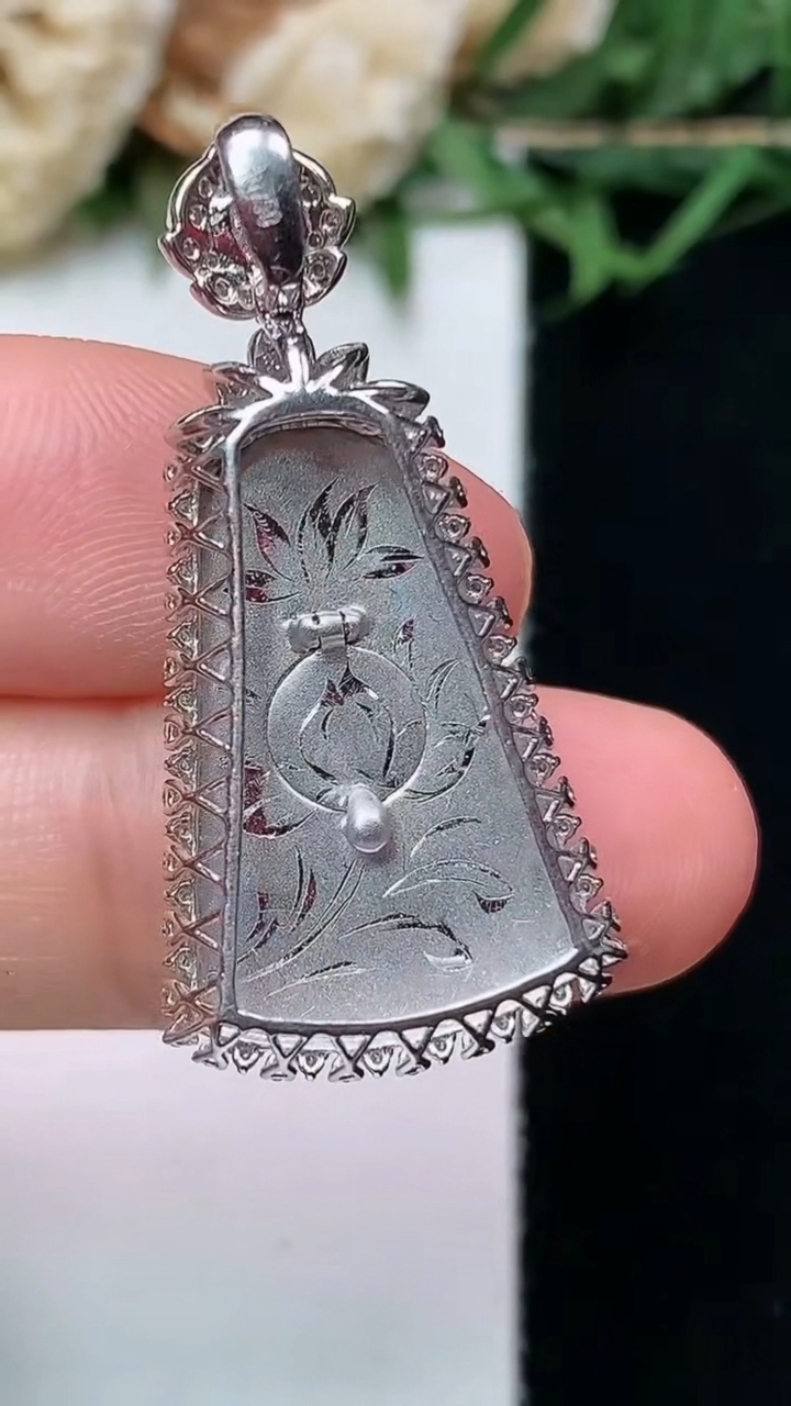 天然A货翡翠无事牌吊坠，尺寸33.4-16.4-7.7，裸石20.8-13.5，重量:4.27g
4月15日