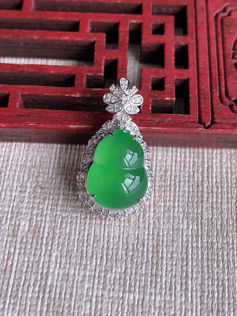 天然A货翡翠18K金伴钻镶嵌阳绿葫芦吊坠 
尺寸23.8-13-10.2裸石12.8-10mm 重量