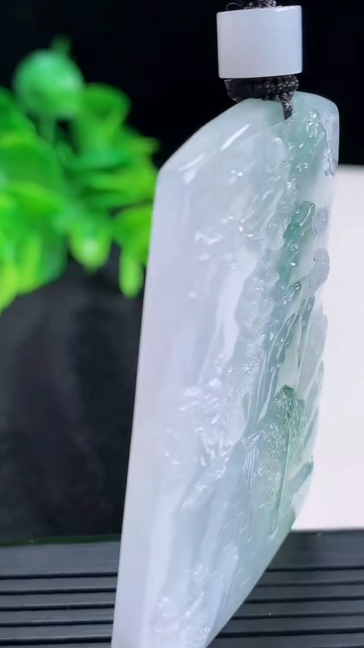 天然A货翡翠紫罗兰飘花山水牌吊坠尺寸62.4-44.9-5.2重量:44.30g
4月15日