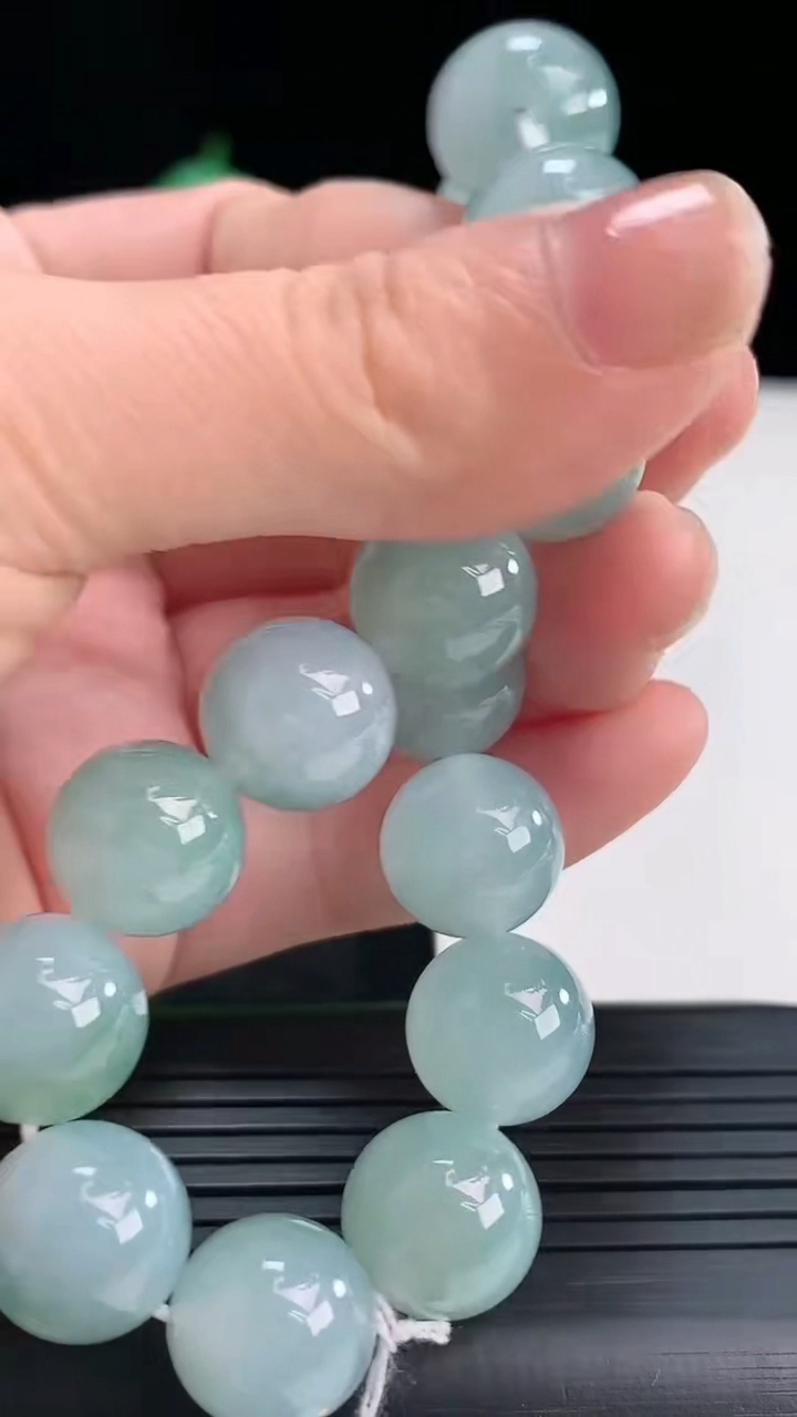 天然A货翡翠圆珠手串尺寸12.5-16颗重量:51.55g4月15日
工厂直销收藏佳品,种好水足，色泽均匀，有种有色，上手高大气！