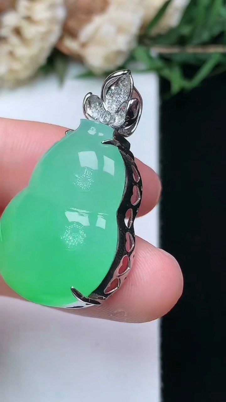 天然A货翡翠葫芦吊坠，尺寸24.8-19.2-10.8，重量:8.79g
4月15日