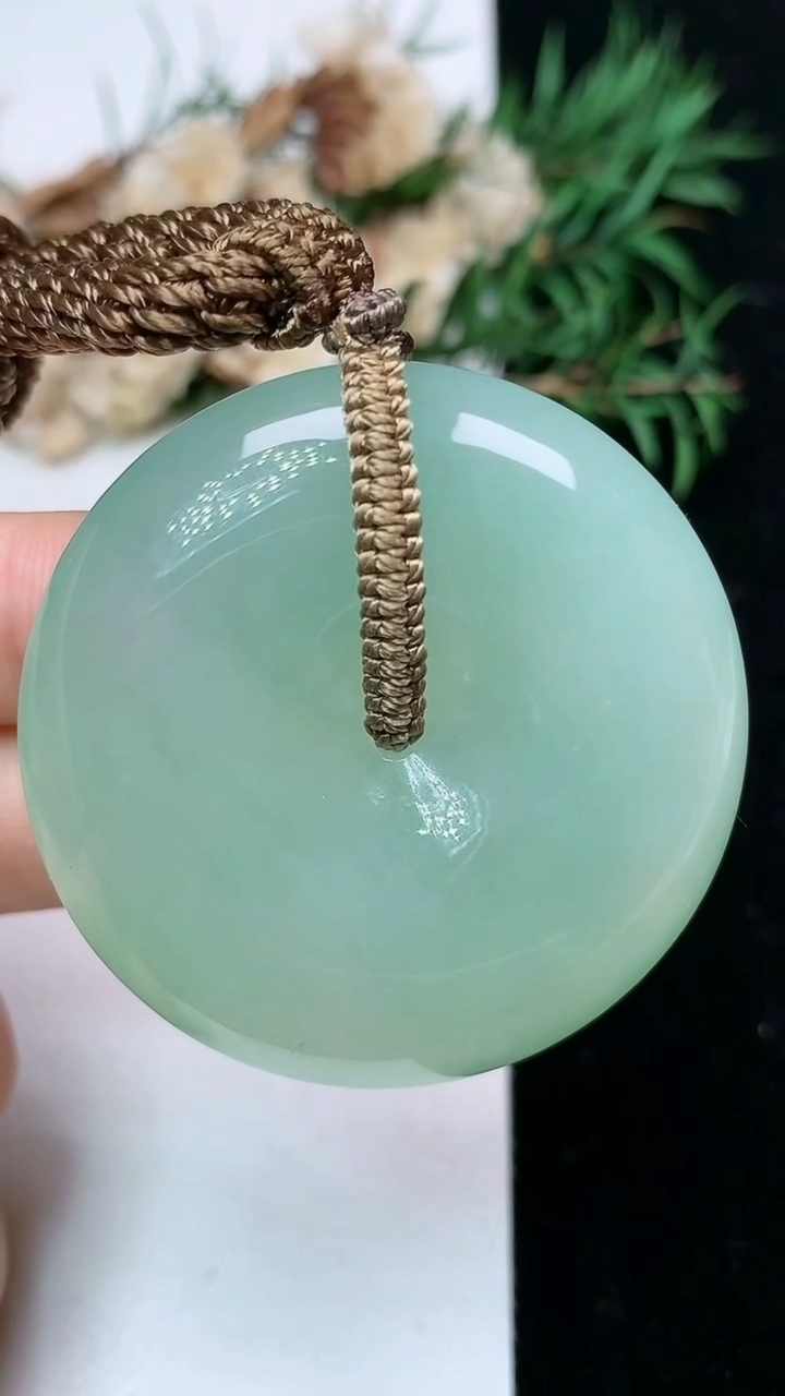 天然A货翡翠平安扣吊坠，尺寸42.5-10.3，重量:41.33g
4月15日