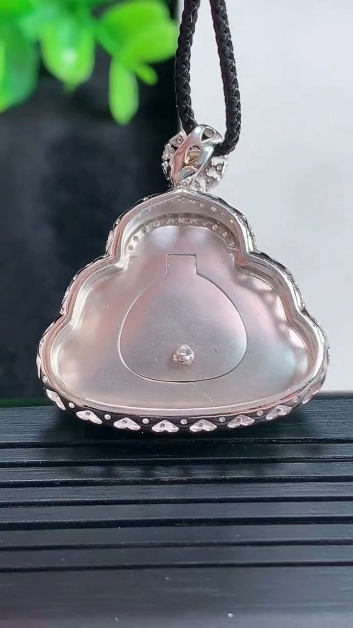 天然A货翡翠佛公吊坠尺寸31.8-29-8.3裸石20.2-25.9重量:8.71g
4月15日