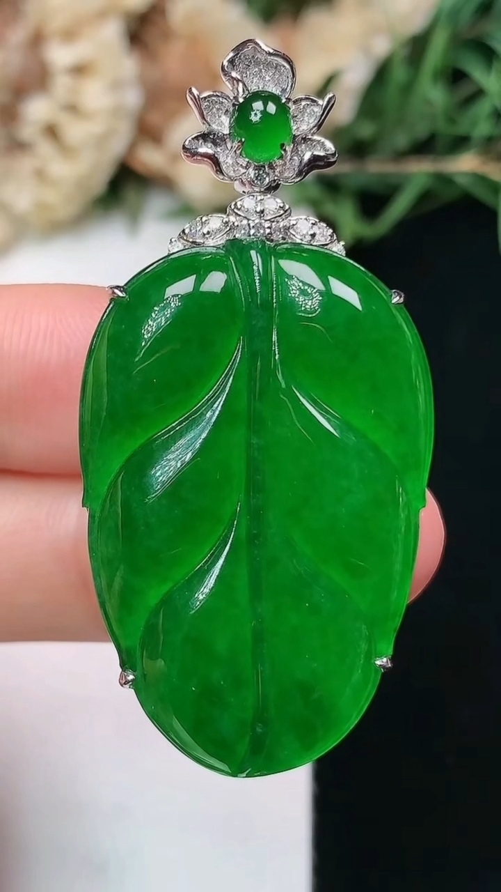 天然A货翡翠金枝玉叶 叶子吊坠，尺寸33.4-22.3-9.6，重量:9.54g
4月15日