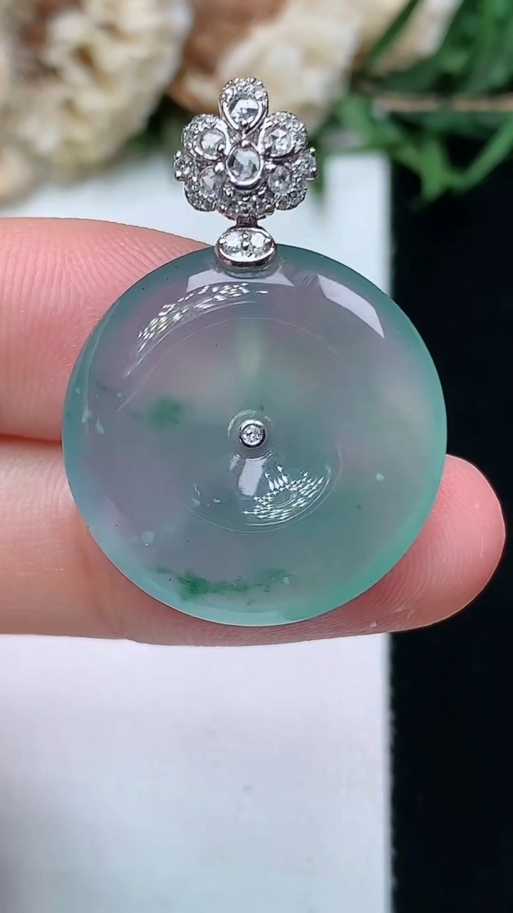 天然A货翡翠飘花平安扣吊坠，尺寸21.7-4.4，重量:5.12g
4月15日