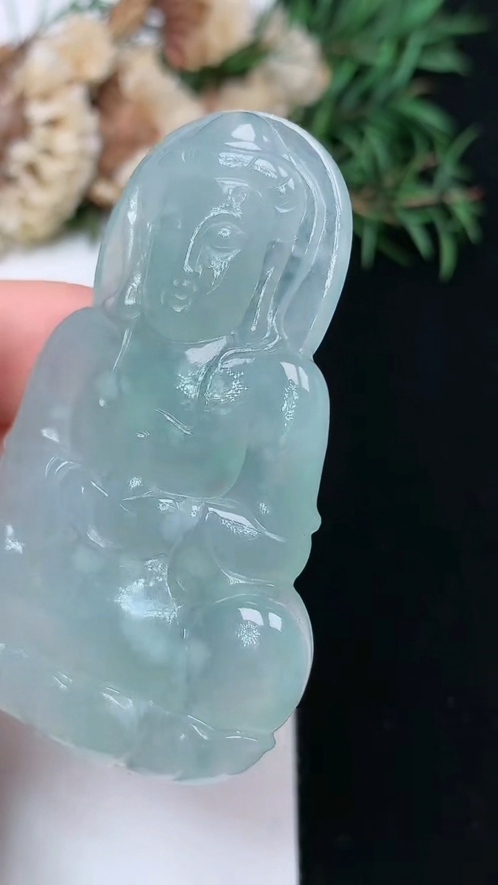 天然A货翡翠观音菩萨吊坠，尺寸56.2-35.7-6.2，重量:20.44g
4月15日