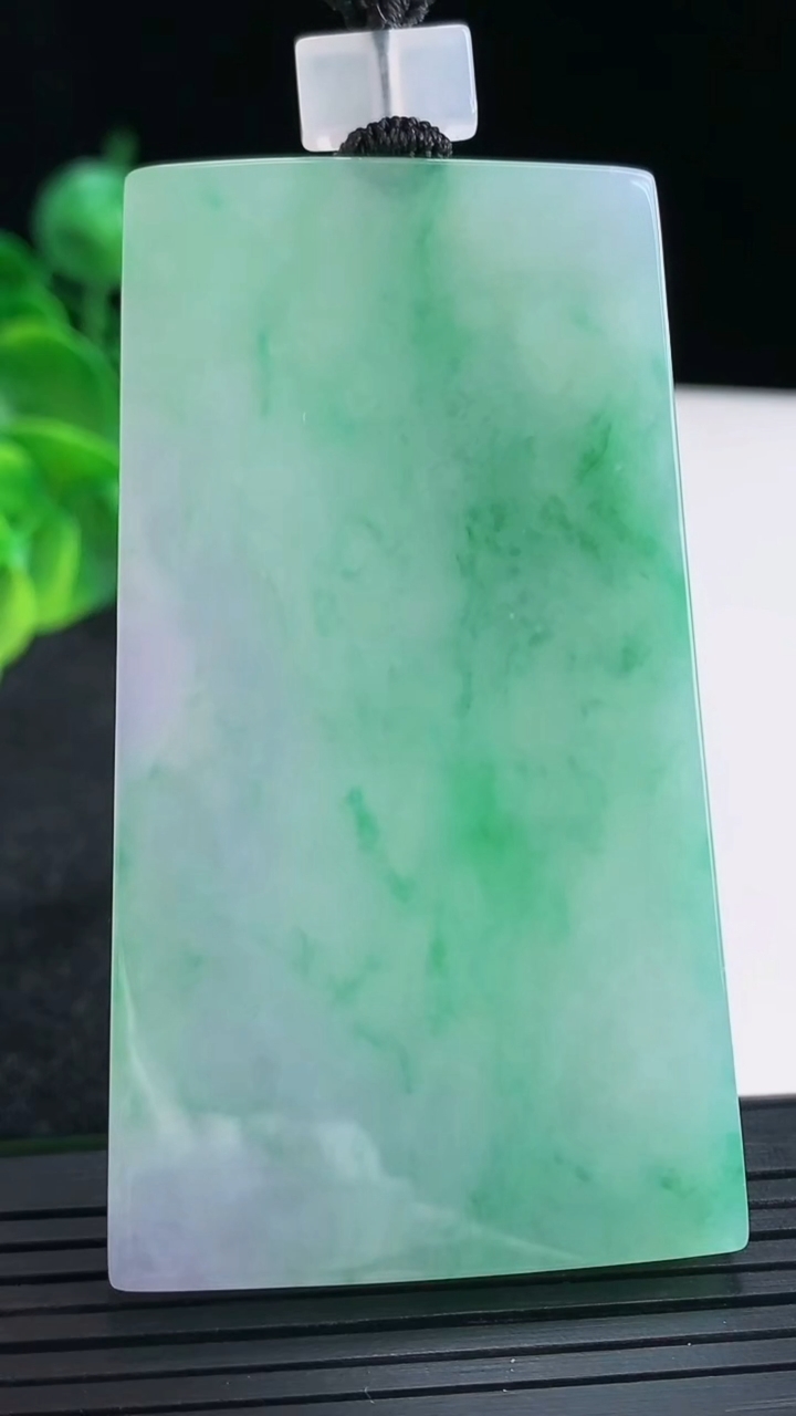 天然A货翡翠无事牌吊坠尺寸703-39.6-6重量:57.96g
4月15日