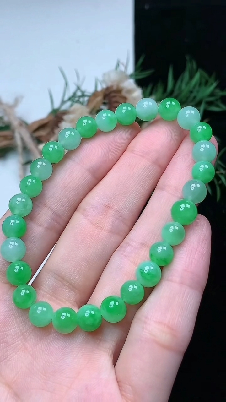 天然A货翡翠圆珠手串，尺寸6.9-28颗，重量:12.95g4月15日
工厂直销收藏佳品,种好水足，色泽均匀，有种有色，上手高大气！