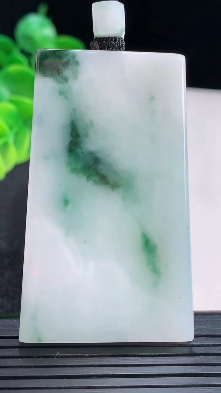 天然A货翡翠飘花无事牌吊坠尺寸59.5-35.6-5.6重量:44.09g
4月15日